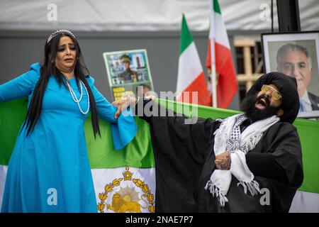 Les manifestants iraniens ont célébré l'anniversaire de la Révolution islamique de 44th, en revendiquant la liberté prise par l'ayatollah d'une jeune fille iranienne. Crédit: Sinai Noor/Alamy Banque D'Images