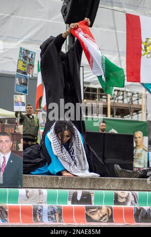 Les manifestants iraniens ont célébré l'anniversaire de la Révolution islamique de 44th, en revendiquant la liberté prise par l'ayatollah d'une jeune fille iranienne. Crédit: Sinai Noor/Alamy Banque D'Images