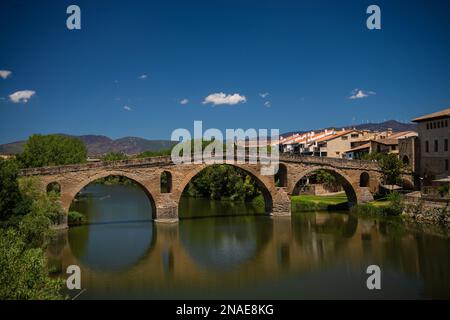 Très vieux pont du 11th siècle et important croisement de la voie de Saint James Banque D'Images