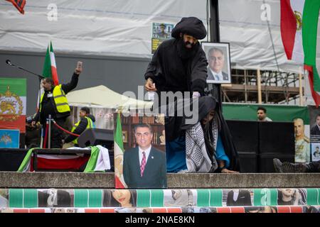 Les manifestants iraniens ont célébré l'anniversaire de la Révolution islamique de 44th, en revendiquant la liberté prise par l'ayatollah d'une jeune fille iranienne. Crédit: Sinai Noor/Alamy Banque D'Images