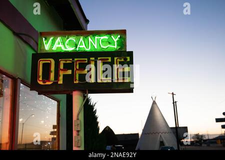 panneau lumineux de vacance au néon au bureau du motel de wigwam au coucher du soleil Banque D'Images