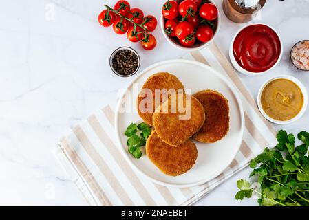 escalopes de poulet frits sur une assiette avec sauce Banque D'Images