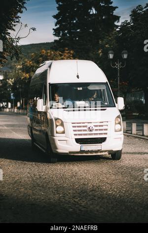 Une voiture Volkswagen Crafter blanche dans les rues de Kolasin, au Monténégro Banque D'Images