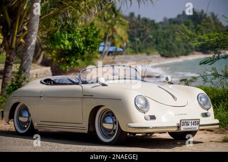 Voiture vintage classique garée au bord de l'eau sur une île tropicale ; Thaïlande Banque D'Images