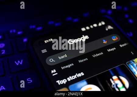 Kaunas, Lituanie - 2023 13 février: Ai Chatbot Bard ai lancé par google sur l'écran du smartphone. Photo de haute qualité Banque D'Images