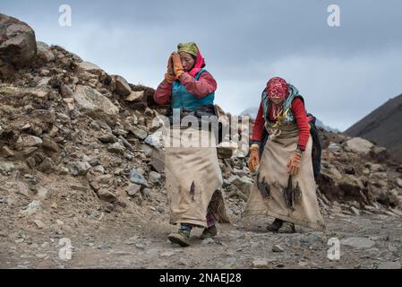 Pèlerins commençant sur le pèlerinage de Kora et se prosternant sur le mont Kailash ; région autonome tibétaine, Tibet Banque D'Images