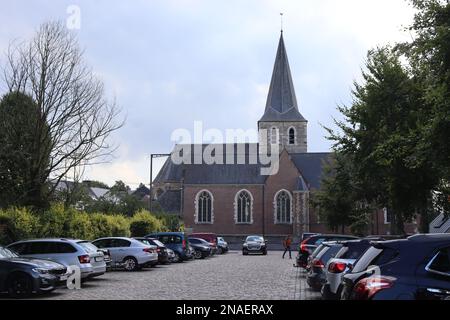 LAARNE, BELGIQUE, 11 SEPTEMBRE 2022 : vue sur l'église paroissiale de Laarne et le parking au centre du village. Laarne est une destination touristique à FLA Banque D'Images