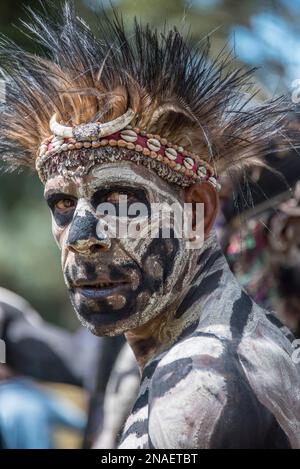 Des hommes d'os du village de minima dans la province de Chimbu, faisant la danse Omo Masalai—une danse d'esprit. Ils participent à un Sing Sing, un rassemblement de tribus ou Banque D'Images