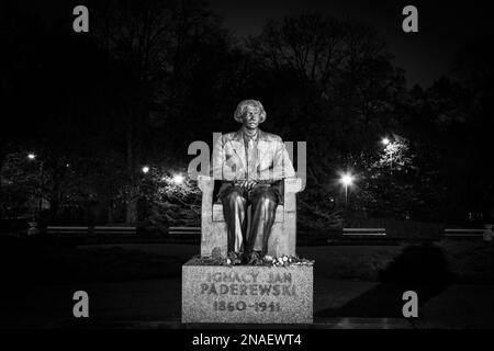 Pianiste compositeur et politicien Ignacy Jan Paderewski monument dans le parc de la ville de varsovie la nuit, image en noir et blanc Banque D'Images
