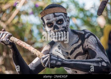 Des hommes d'os du village de minima dans la province de Chimbu, faisant la danse Omo Masalai—une danse d'esprit. Ils participent à un Sing Sing, un rassemblement de tribus ou Banque D'Images