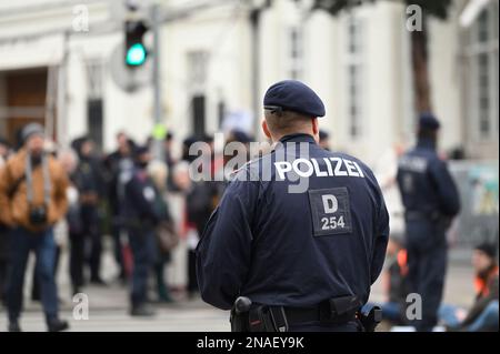 Vienne, Autriche. 13th février 2023. Blocus de rue de la dernière génération à la Sécession à Vienne Banque D'Images