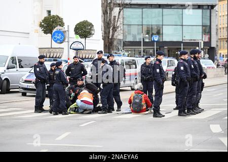 Vienne, Autriche. 13th février 2023. Blocus de rue de la dernière génération à la Sécession à Vienne Banque D'Images