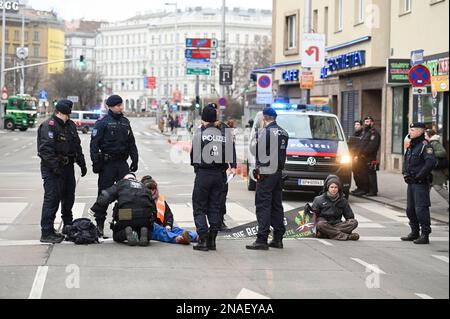 Vienne, Autriche. 13th février 2023. Blocus de rue de la dernière génération à la Sécession à Vienne Banque D'Images