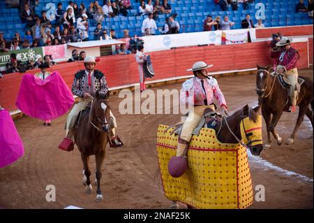 Lors d'une corrida à Mexico, des toreros défilent sur le ring ; Mexico, Mexique Banque D'Images