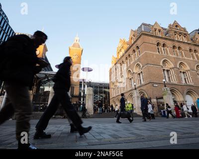 Liverpool Street London Railway Station extérieur à Liverpool Street dans la City de Londres, avec les navetteurs et les piétons Banque D'Images