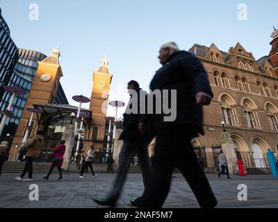 Liverpool Street London Railway Station extérieur à Liverpool Street dans la City de Londres, avec les navetteurs et les piétons Banque D'Images