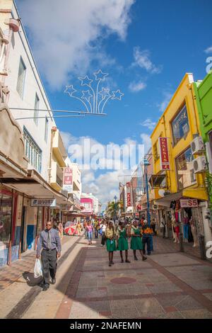 Scène de rue dans un quartier commerçant de Bridgetown, la capitale de la Barbade ; Bridgetown, Barbade, Antilles Banque D'Images