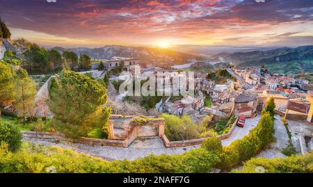 Magnifique lever de soleil sur le vieux célèbre village médiéval de Stilo en Calabre. Vue sur la ville et la vallée. Lieu: Stilo, Italie du Sud. Calabre. Europe Banque D'Images
