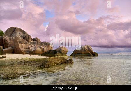 Photo atmosphérique d'Anse Source d'argent, l'Union Estate, la Digue, Seychelles Banque D'Images