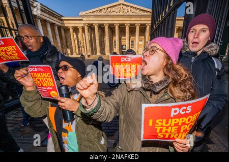 Londres, Royaume-Uni. 13th févr. 2023. Le personnel du British Museum, qui est membre du syndicat PCS, forme une ligne de piquetage à l'extérieur. Ils sont frappants pour plus de salaire face à la crise du coût de la vie. Crédit : Guy Bell/Alay Live News Banque D'Images