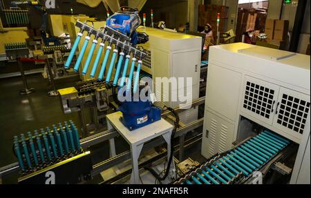 HUAI'AN, CHINE - le 13 FÉVRIER 2023 - Un travailleur traite un tambour de guidage de lumière laser pour une imprimante dans la province de Jiangsu de Huai 'an, en Chine orientale, le 13 février 20 Banque D'Images