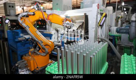 HUAI'AN, CHINE - le 13 FÉVRIER 2023 - Un travailleur traite un tambour de guidage de lumière laser pour une imprimante dans la province de Jiangsu de Huai 'an, en Chine orientale, le 13 février 20 Banque D'Images