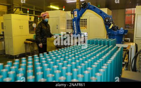 HUAI'AN, CHINE - le 13 FÉVRIER 2023 - Un travailleur traite un tambour de guidage de lumière laser pour une imprimante dans la province de Jiangsu de Huai 'an, en Chine orientale, le 13 février 20 Banque D'Images