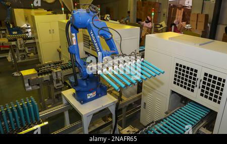 HUAI'AN, CHINE - le 13 FÉVRIER 2023 - Un travailleur traite un tambour de guidage de lumière laser pour une imprimante dans la province de Jiangsu de Huai 'an, en Chine orientale, le 13 février 20 Banque D'Images