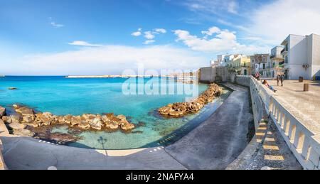 Vue à couper le souffle sur la promenade d'Otrante en Italie. Vacances italiennes. Ville d'Otrante, province de Lecce dans la péninsule de Salento, Puglia, Italie Banque D'Images