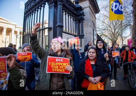 Londres, Royaume-Uni. 13th févr. 2023. Les membres du Syndicat de la SCP, le Syndicat de la fonction publique, tiennent une ligne de piquetage aux portes du British Museum. L'action en étoile aura des répercussions sur les ports, les frontières et tous les secteurs de transport. Crédit : Mark Thomas/Alay Live News Banque D'Images