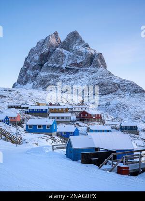 Maisons Cplourful sur les pentes inférieures de la montagne Uummannaq dans le nord-ouest du Groenland. Banque D'Images