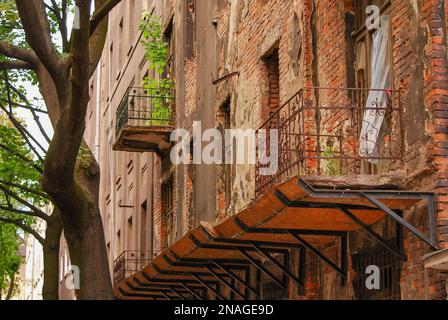 Une vieille maison en ruine. Abandon d'un bâtiment en ruine. Centre ville de Cracovie (Cracovie), Pologne. Banque D'Images