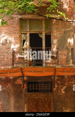 Une vieille maison en ruine. Abandon d'un bâtiment en ruine. Centre ville de Cracovie (Cracovie), Pologne. Banque D'Images