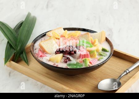 Es Goyobod Campur, Bandung Mix fruit populaire pour Buka Puasa. Fait de pudding à l'amidon avec divers garnitures Banque D'Images