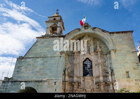 Façade de l'église Saint François d'Assise de style baroque churrigueresque dans la ville historique d'Oaxaca, au Mexique. Partie d'un Herit mondial de l'UNESCO Banque D'Images