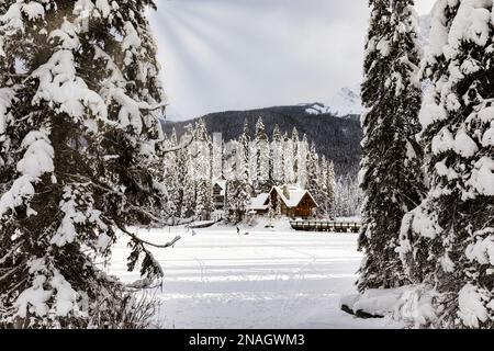 Vue d'un Lodge au lac Emerald pendant l'hiver dans le parc national Yoho ; Colombie-Britannique, Canada Banque D'Images