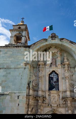 Façade de l'église Saint François d'Assise de style baroque churrigueresque dans la ville historique d'Oaxaca, au Mexique. Partie d'un Herit mondial de l'UNESCO Banque D'Images