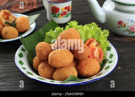 Comro ou Combro, Onjom di Jero. Caasava râpée avec arachides fermentées épicées, beignets traditionnels du Sundanais Banque D'Images