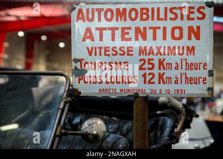 Les vieux véhicules (voitures, motos, utilitaires) ont eu lieu au Parc des Expositions, lors de l'édition de l'exposition "Périgueux Classic Auto 2023" à Marsac sur l'Isle, Dordogne, sur 11 février 2023. Photo de Denis Prezat/ABACAPRESS.COM Banque D'Images