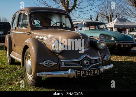 Les vieux véhicules (voitures, motos, utilitaires) ont eu lieu au Parc des Expositions, lors de l'édition de l'exposition "Périgueux Classic Auto 2023" à Marsac sur l'Isle, Dordogne, sur 11 février 2023. Photo de Denis Prezat/ABACAPRESS.COM Banque D'Images