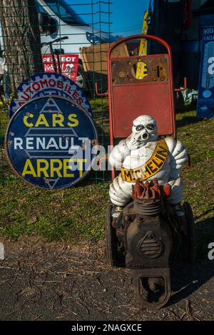 Les vieux véhicules (voitures, motos, utilitaires) ont eu lieu au Parc des Expositions, lors de l'édition de l'exposition "Périgueux Classic Auto 2023" à Marsac sur l'Isle, Dordogne, sur 11 février 2023. Photo de Denis Prezat/ABACAPRESS.COM Banque D'Images