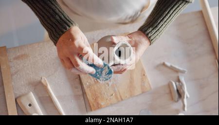 Poterie, art et femme asiatique senior moule de l'argile dans un studio ou un atelier à la maison. Potter, artiste et femme à la retraite du Japon pratiquant les arts, l'artisanat et Banque D'Images