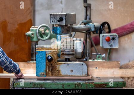 rabotage sur une machine en menuiserie. production de meubles en bois massif Banque D'Images