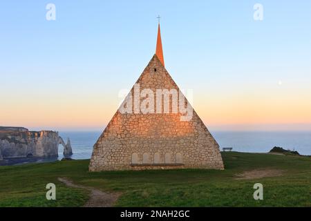 Vue panoramique depuis la Chapelle notre-Dame de la Garde sur la porte d'aval et l'aiguille d'Etretat (Seine-Maritime), Normandie, France au lever du soleil Banque D'Images