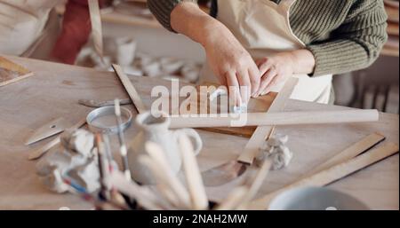 Poterie, femme et faire moule en argile en forme de classe créative, lisse et avec des outils artistiques en studio et en milieu de travail. L'étudiant travaille avec des tasses en céramique pour Banque D'Images