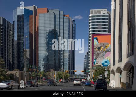 Scène de rue animée au centre-ville de Calgary, Alberta, avec circulation, gratte-ciel et fresque colorée ; Calgary, Alberta, Canada Banque D'Images