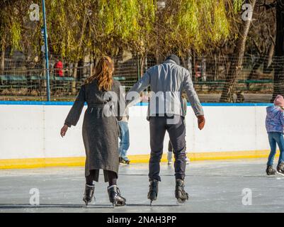 Personnes non identifiables appréciant le patinage sur glace sur la patinoire de Cismigiu, à Bucarest. Banque D'Images