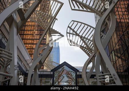 Vue à angle bas de sculptures d'art public en métal, et gratte-ciel en arrière-plan, dans le centre-ville de Calgary, Alberta, Canada Banque D'Images