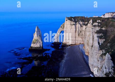 La porte d'aval (arche) et la formation pointée connue sous le nom d'aiguille (l'aiguille) à Etretat (Seine-Maritime) en Normandie, en France Banque D'Images