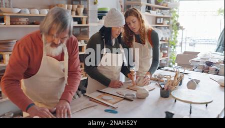 Cours de poterie créative, couple senior et professeur travaillant ensemble. Art, créativité et éducation, passe-temps de retraite avec argile pour homme et femme asiatiques Banque D'Images